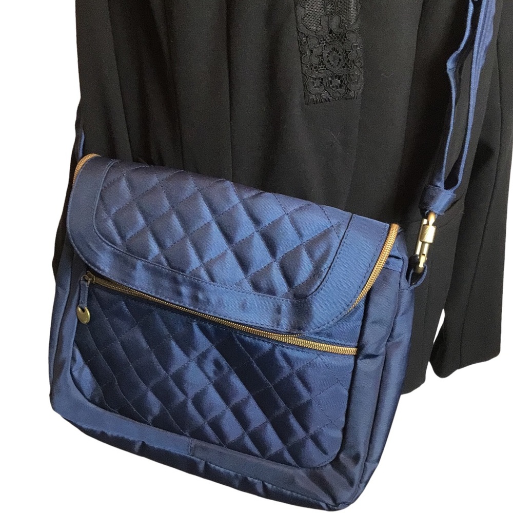 Travelon Quilted Anti Theft Crossbody/Shoulder bad in Navy